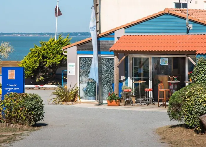 Campingplatz Avec Terrasse - Cuisine Equipee - Api-1-52-1425 *